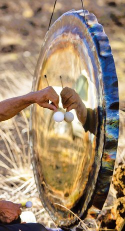 Gong-Klang-Bad mit Yoga unterm Lindenbaum